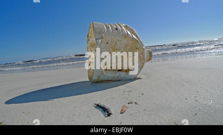 Plastikmüll am Strand baden, Es Trenc, Mallorca, Balearen, Spanien Stockfoto