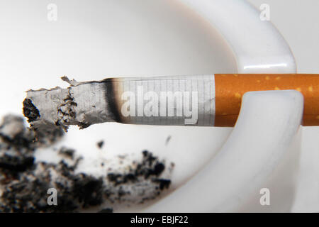 brennende Zigarette in Aschenbecher, Deutschland Stockfoto