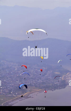 Paraglidiers über Phewa See, Nepal, Pokhara Stockfoto