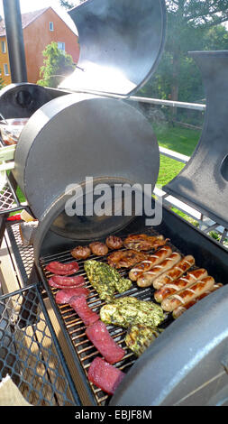 Grillfleisch im Grill Smoker, Deutschland Stockfoto