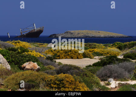 gestrandetes Schiff vor der Insel Kythira, Griechenland, Kythira Stockfoto