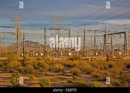 Umspannwerk in der Sonora-Wüste mit großen Transformatoren im Abendlicht, USA, Arizona, Poenix Stockfoto