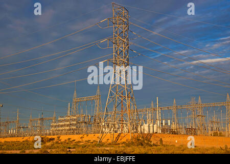 Umspannwerk in der Sonora-Wüste mit großen Transformatoren im Abendlicht, USA, Arizona, Poenix Stockfoto