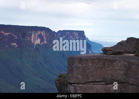 Tafelberge Mount Roraima (links) und Kukenam Tepui (hinten) von La Ventana, Venezuela, Canaima National Park gesehen Stockfoto