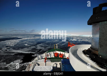 Panoramablick über den Bug eines Forschungsschiffes am Rande der aufgelöste Iceshelf im Bereich 'Larsen A', Antarktis Stockfoto