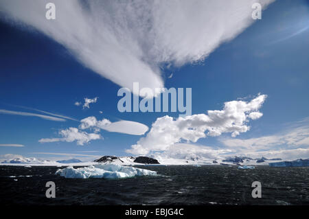 Panoramablick über das Weddell-Meer an der Küste der Halbinsel im Bereich 'Larsen A', Antarktis Stockfoto