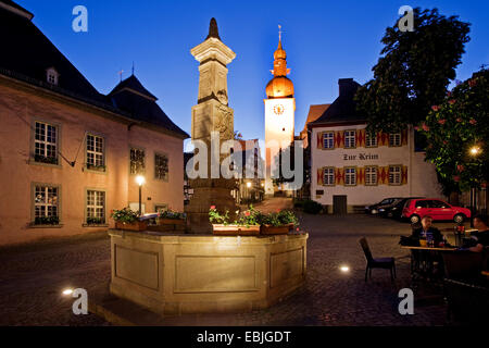 Maximilianbrunnen an den alten Markt mit dem Rathaus und der Glockenturm in der Abenddämmerung, Arnsberg, Sauerland, Nordrhein-Westfalen, Deutschland Stockfoto