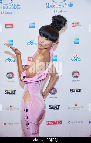 Hamburg, Deutschland. 1. Dezember 2014. Chinesische Schauspielerin Bai Ling stellt während der "Movie Meets Media"-Veranstaltung im Hotel Atlantic Kempinski in Hamburg, Deutschland, 1. Dezember 2014. Foto: GEORG WENDT/Dpa/Alamy Live News Stockfoto