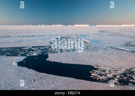 Wasserstraßen durch das Packeis-Feld von Eisbrecher bei extremen Frost eröffnet in der Nähe von Eisberg Ruhestätte Austasen bei Sonnenaufgang, Antarktis Stockfoto