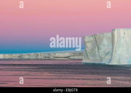 roter Morgenhimmel über den Rand eines Eisbergs Tisch in der Nähe der Eisberg Ruhe legen Austasen, Antarktis Stockfoto