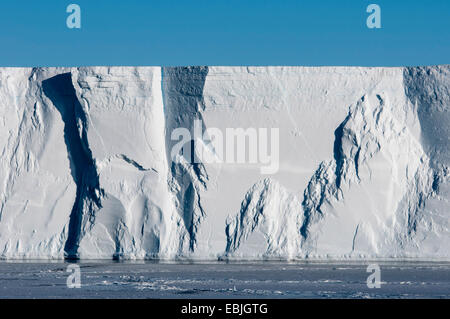 Rand eines Eisbergs Tisch in der Nähe der Eisberg Ruhe legen Austasen, Antarktis Stockfoto