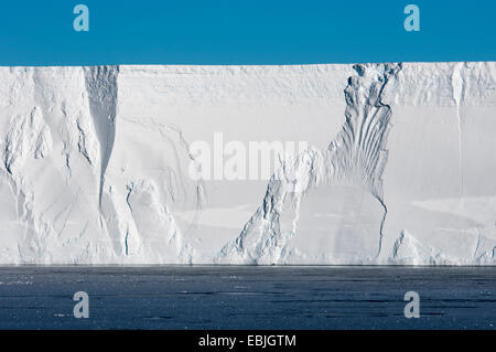 Rand eines Eisbergs Tisch in der Nähe der Eisberg Ruhe legen Austasen, Antarktis Stockfoto