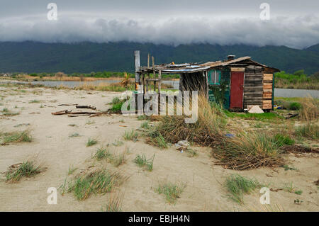 verfallene Holzhütte, einst eine Strandbar, Griechenland, Mazedonien, Pinios-Delta haben Stockfoto