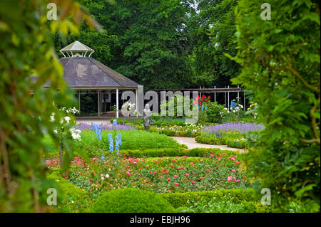 unter den Betten von blühenden Pflanzen in der Flora Westfalica, Rheda Wiedenbrueck Deutschland, North Rhine-Westphalia, Pavillon Stockfoto