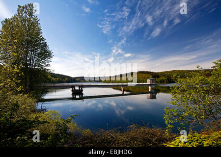 Blick über die Breitenbachtalsperre mit selektiver Rückzug Wasserturm, Hilchenbach, Siegerland, NRW, Deutschland Stockfoto