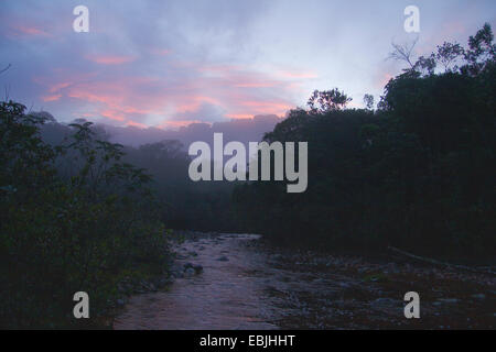 Sonnenaufgang über dem RÝo Chur · n am Auyan Tepui durch die Angel Falls, Venezuela, Camaina Nationalpark gespeist Stockfoto