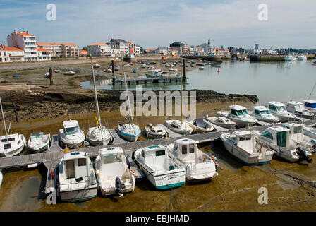 Boote im Hafen auf dem Festland bei Ebbe-Gezeiten, Vendee, Frankreich Saint-Gilles-Croix-de-Vie Stockfoto