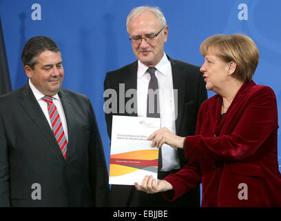 Berlin, Deutschland. 2. Februar 2014. Bundeskanzlerin Angela Merkel Hände Wirtschaftsminister Sigmar Gabriel und Chairman of IG Metall Detlef Wetzel (C) der 4. Zwischenbericht von der nationalen Plattform elektrische Mobilität (NPE) im Bundeskanzleramt in Berlin, Deutschland, 2. Februar 2014. Foto: WOLFGANG KUMM/Dpa/Alamy Live News Stockfoto