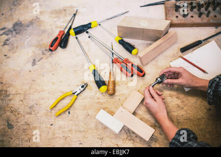 Händen der junge Handwerkerin Komponente in Pfeifenorgel Workshop halten Stockfoto