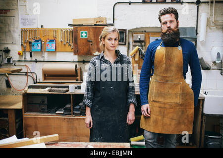 Porträt der Handwerker und Frau in der Orgelwerkstatt Stockfoto