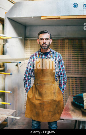 Porträt von Reifen Handwerker in Orgelwerkstatt Stockfoto