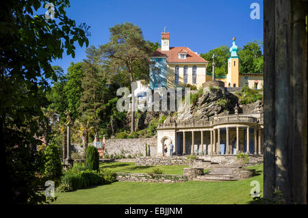 Einen Überblick über die zentralen Piazza am Portmeirion Dorf umgeben von farbenfrohen Stil Italienisch Gebäude und Häuser, Stockfoto