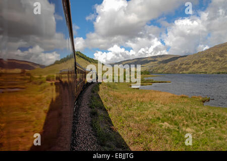 Blick aus einem Dampfzug der West Highland Line in die Hügellandschaft der westlichen schottischen Highlands, Vereinigtes Königreich, Argyll, Schottland Stockfoto