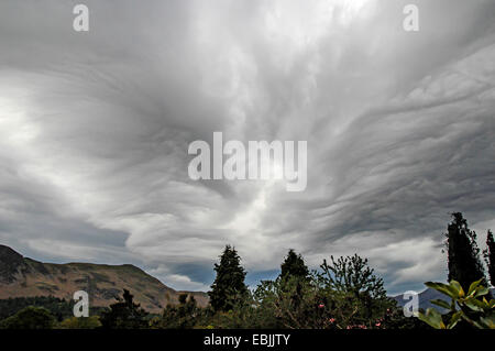 Dramatischer Wolkenhimmel über Berglandschaft im Lake District, Großbritannien, England, Lake District National Park Stockfoto