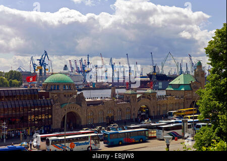 Blick über die Elbe mit der Landung Gebäude im Vordergrund und die Werft Blohm und Voss im Hintergrund, Deutschland, Sankt Pauli, Hamburg Stockfoto