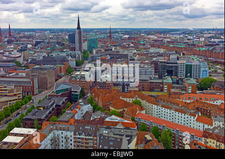 Blick von St.-Michaelis-Kirche am Meer der Häuser der Innenstadt mit der Nicolai-Kirche, Deutschland, Hamburg Stockfoto