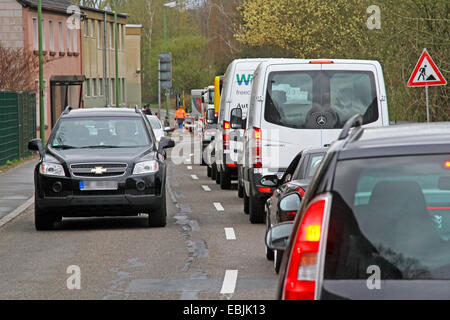 Stau bei Straßenarbeiten an einer Durchgangsstraße, Essen, Ruhrgebiet, NRW, Deutschland Stockfoto