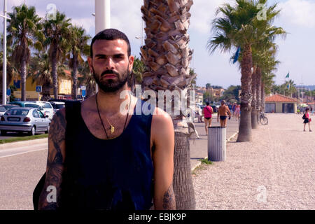 Porträt des jungen Mannes am Strand, Marseille, Frankreich Stockfoto