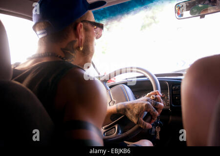 Der junge Mann fahren Auto Road trip hautnah Stockfoto