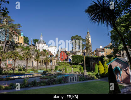 Einen Überblick über die zentralen Piazza am Portmeirion Dorf umgeben von farbenfrohen Stil Italienisch Gebäude und Häuser, Stockfoto