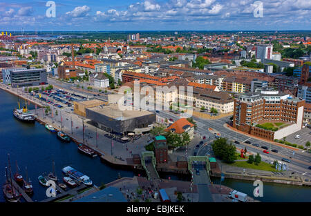 Panoramablick aus den Häfen über das Auswandererhaus am Meer der Häuser der Stadt, Deutschland, Bremerhaven Stockfoto