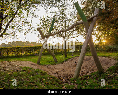Schwingende Seile in einen Kinderspielplatz durch Abendlicht Stockfoto