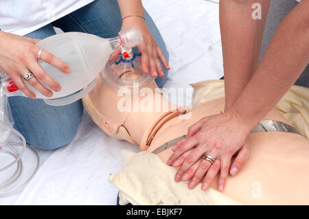 Sanitäter zeigt Reanimation auf Dummy Patienten simulierten Schaufensterpuppe Stockfoto