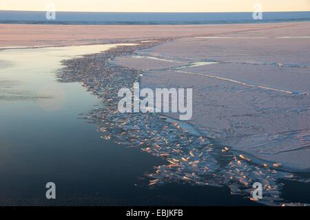 Wasserweg durch das Packeis-Feld geöffnet von Eisbrecher bei extremen Frost in der Nähe der Eisberg Ruhestätte Austasen bei Sonnenaufgang, Antarktis Stockfoto
