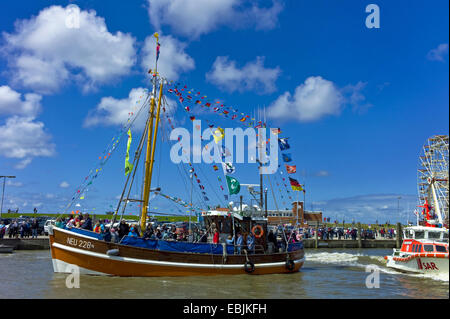 dekorierte Garnelen Boot im Hafen, Deutschland, Niedersachsen, Neuharlingersiel Stockfoto