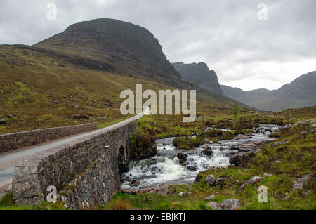 Straße über eine Steinbrücke über den schottischen Highlands, Großbritannien, Schottland, Argyll Stockfoto