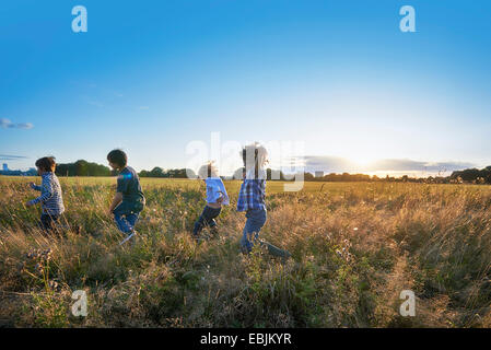 Familie beim Spaziergang im park Stockfoto