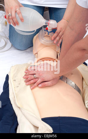 Sanitäter zeigt Reanimation auf Dummy Patienten simulierten Schaufensterpuppe Stockfoto