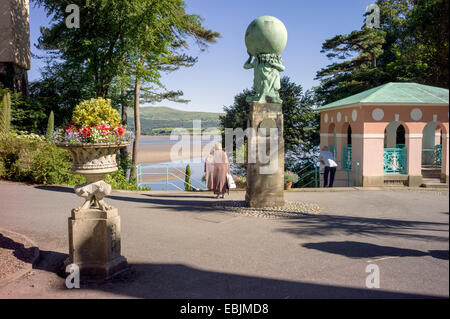 Ein Blick von der zentralen Piazza Portmeirion Dorf mit der Herkules-Statue im Vordergrund in den Dwyryd Mündung Hintergrund Stockfoto