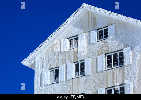 Schnee-bedeckten Fassade eines residental Hauses vor einem strahlend blauen Himmel, Schweiz Stockfoto