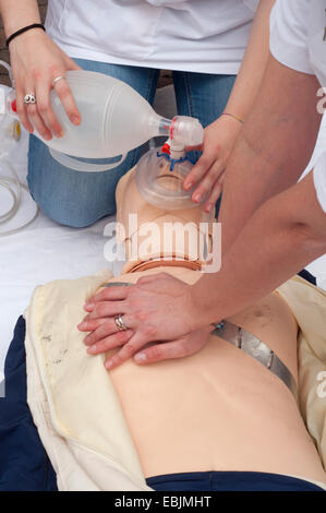 Sanitäter zeigt Reanimation auf Dummy Patienten simulierten Schaufensterpuppe Stockfoto