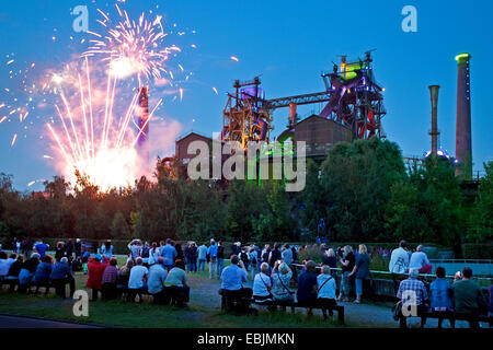 Feuerwerk während der Veranstaltung Extraschicht in beleuchteten Landschaftspark Duisburg Nord, Deutschland, Nordrhein-Westfalen, Ruhrgebiet, Duisburg Stockfoto