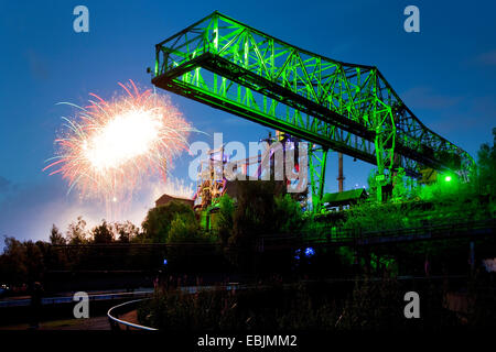 Feuerwerk während der Veranstaltung Extraschicht in beleuchteten Landschaftspark Duisburg Nord, Deutschland, Nordrhein-Westfalen, Ruhrgebiet, Duisburg Stockfoto