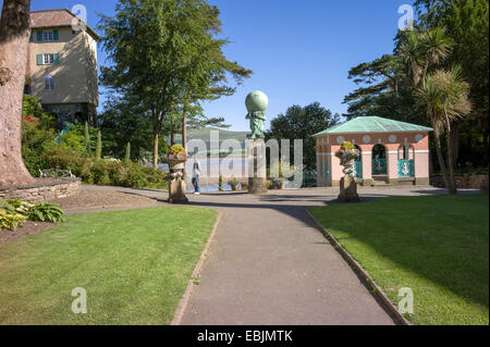 Ein Blick von der zentralen Piazza Portmeirion Dorf mit der Herkules-Statue im Vordergrund in den Dwyryd Mündung Hintergrund Stockfoto