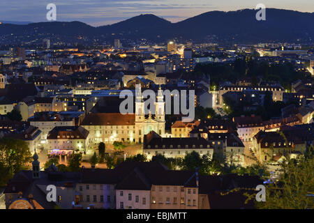 nächtlichen Blick über die Dächer der Stadt mit der beleuchteten Mariahilfkirche, Österreich, Steiermark, Graz Stockfoto