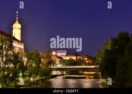 nächtliche Aussicht auf Fluss Mur an der beleuchteten Franziskanerkirche, Österreich, Steiermark, Graz Stockfoto